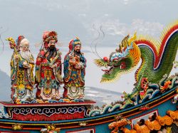 Un luogo di preghiera a Chiufen, Taiwan. Situata nella regione di Nuova Taipei, questa città montana è nota anche con i nomi di Jiufen e Jioufen - © Kim David / Shutterstock.com ...