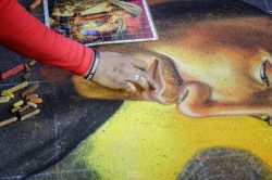 Un madonnaro in azione a Nocera Superiore in provincia di Salerno