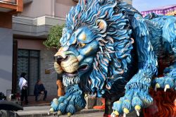 Un magnifico leone di cartapesta: siamo al Carnevale di Acireale, uno dei più famosi carnevali di Sicilia - © solosergio / Shutterstock.com