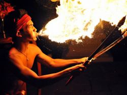 Un mangiafuoco alle Notti della Magia ad Albano di Lucania in Basilicata - © sito ufficiale