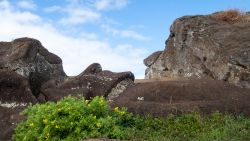 Un Maoi incompiuto al centro del cratere ai piedi del vulcano Rano Raraku, Rapa Nui (Cile) - © 232631593 / Shutterstock.com