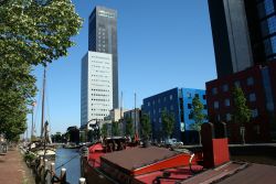 Un mercantile ormeggiato lungo un canale di Leeuwarden, Paesi Bassi - © Joop Hoek / Shutterstock.com