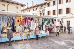 Un mercatino in centro a Codroipo in Friuli - © Climber 1959 / Shutterstock.com