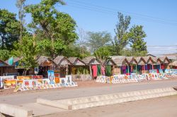 Un mercatino per turisti lungo una strada di Arusha in Tanzania - © Shujaa_777 / Shutterstock.com