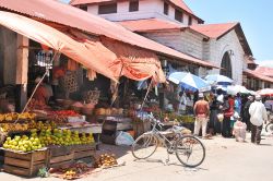 Un mercato nella città di Arusha in Tanzania. - © meunierd / Shutterstock.com