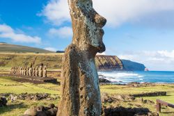 Un Moai sull'isola di Pasqua, Cile: sullo sfondo, 15 busti a Ahu Tongariki, sito archeologico. Grazie a una società giapponese, 15 busti sono stati restaurati e rimessi in posizione ...