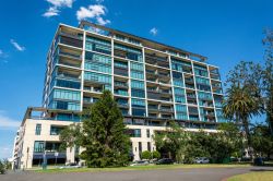Un moderno edificio residenziale affacciato sui Fitzroy Gardens di Melbourne, Australia - © Alizada Studios / Shutterstock.com