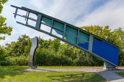 Un moderno monumento in un parco di Deggendorf (Germania): un pezzo di ponte e una gamba con scarpa realizzati in metallo - © Lukas Fenzl / Shutterstock.com