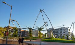 Un moderno parco cittadino nel centro di Lerida, Spagna  - © Elzloy / Shutterstock.com