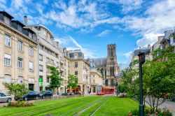 Un moderno tram attraversa il centro storico di Reims, Francia.



