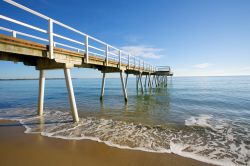 Un molo a Hervey Bay, Queensland, Australia. Passeggiando per questa località dall'atmosfera cosmopolita si possono trovare caffè all'aperto, aree picnic, moli, un porto ...