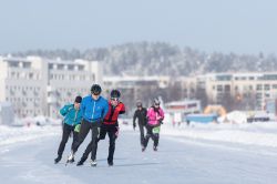 Un momento della Finland Ice Marathon a Kuopio. Questo evento sportivo che si svolge sul ghiaccio naturale della cittadina di Kuopio richiama ogni anno, nel mese di febbraio, oltre 13 mila visitatori ...
