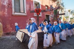 Un momento della processione dei Misteri sull'isola di Procida, Campania. Si svolge ogni anno nel giorno del Venerdì Santo di Pasqua: gli isolani trasportano per le vie del paese ...