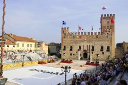 Un momento della rievocazione storica in costume in Piazza degli Scacchi a Marostica, Veneto - © LIeLO / Shutterstock.com