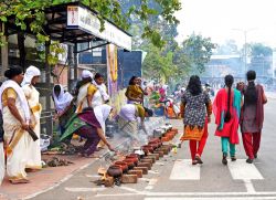 Un momento dell'Attukal Pongala a Trivandrum, Kerala, India. Si tratta dell'annuale festa del tempio. Donne in abiti tradizionali accendono i bracieri lungo la strada per cuocere il ...