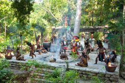 Un momento dell'esibizione chiamata "danza del gufo" al parco di Xcaret, Messico. I figuranti indossano costumi e acconciature dell'epoca pre-ispanica - © Patryk Kosmider ...