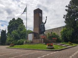 Un monumento a Casalecchio di Reno alle porte di Bologna