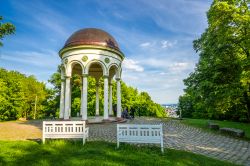 Un monumento al parco del Neroberg, Wiesbaden, Germania. Con i suoi 245 metri di altezza sul livello del mare, il Neroberg rappresenta la montagna di casa della capitale dell'Assia. E' ...