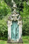 Un monumento funerario in stile Art Nouveau a Nancy, Francia.
