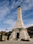 Un monumento nel centro di Besozzo - © Comune di Besozzo