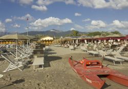 Un moscone a secco sulla spiaggia di Marina di Massa in estate. Sullo sfondo le Apuane - © Greta Gabaglio / Shutterstock.com