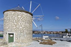 Un mulino a vento a Medulin, cittadina della Croazia, nel sud dell'Istria - © burnel1 / Shutterstock.com
