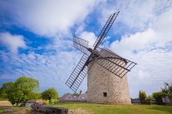 Un mulino a vento della Bretagna nelle campagne di Dol-de-Bretagne nel nord della Francia.