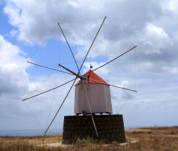 Un mulino a vento sull'isola di Porto Santo, la seconda isola per importanza dell'arcipelago di Madeira