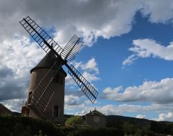 Un mulino a vento nel villaggio di Romaneche-Thorins, Francia. Questa località è celebre per la produzione di un vino rosso, il Beaujolais.
