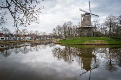 Un mulino a vento nella città di Middelburg (Olanda) in una soleggiata giornata invernale.



