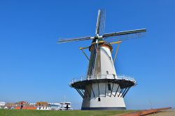 Un mulino a vento sulla costa di Vlissingen, Olanda: la sua costruzione risale al 1699. 

