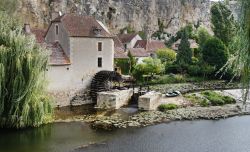 Un mulino ad acqua su un fiume del limosino in Francia