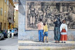 Un murales nel centro storico di Fonni, la cittadina più alta della Sardegna - © MNStudio / Shutterstock.com