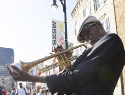 Un musicista di strada suona la tromba lungo la 6th Street a Austin, Texas (USA) - © PiercarloAbate / Shutterstock.com