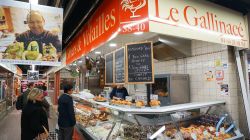 Un negozietto di carne al mercato di Nimes, Occitania, Francia - © Tang Yan Song / Shutterstock.com