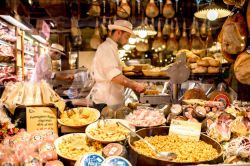 Un negozio con i prodotti tipici di Bologna nel centro storico della città - © RossHelen / Shutterstock.com