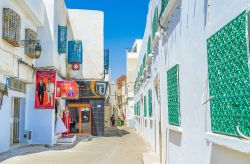 Un negozio di abbigliamento da sposi nel centro di Sfax, Tunisia. E' la seconda città nonchè centro economico della Tunisia. Siamo a circa 270 km a sud della capitale Tunisi  ...
