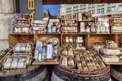 Un negozio di souvenir a Digione, Francia: in esposizione molte varietà di senape. La città è particolarmente rinomata per la produzione di "moutarde" che vanta ...