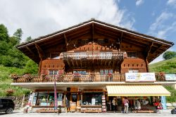 Un negozio di souvenir e noleggio sci nel centro di Arolla, Evolene, Svizzera - © Taesik Park / Shutterstock.com
