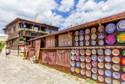 Un negozio di souvenir nel centro storico di Nessebar (Nesebăr) sulla costa bulgara del Mar Nero - © Ungvari Attila / Shutterstock.com