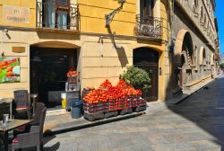 Un negozio in centro a Trapani con una bancarella di melograni - © poludziber / Shutterstock.com