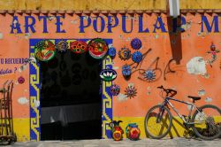 Un negozio nel centro storico di Puebla, Messico. Puebla de Zaragoza è la capitale dello stato di Puebla e una delle cinque più importanti città coloniali spagnole del Messico ...