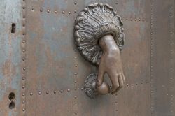 Un originale battiporta in ferro su un'antica porta nel borgo di Barrea, L'Aquila, Abruzzo.



