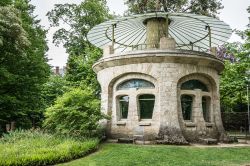 Un padiglione in stile Art Nouveau in un giardino di Nancy, Francia.
