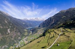Un paesaggio montano nella valle di Poschiavo, cantone dei Grigioni, Alpi svizzere. Si tratta di una delle 4 valli che fanno parte della Svizzera italiana: le due località principali ...