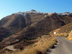 Un paesaggio naturale aspro e brullo sull'isola di Anafi, Grecia. Distante circa 15 miglia dalla famosa Santorini, Anafi ha 300 abitanti e una propria architettura cicladica - © Kostas ...