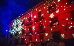 Un palazzo ad Arcidosso illuminato durante la manifestazione Luci di Natale