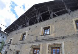 Un palazzo antico del centro di Bormio, Valtellina (Lombardia)