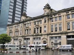 Un palazzo di architettura coloniale nella città di Yangon, Myanmar - © walkdragon / Shutterstock.com