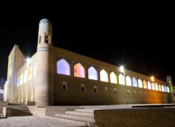 Un palazzo illuminato nel centro medievale di Khiva in Uzbekistan - © KKulikov / Shutterstock.com